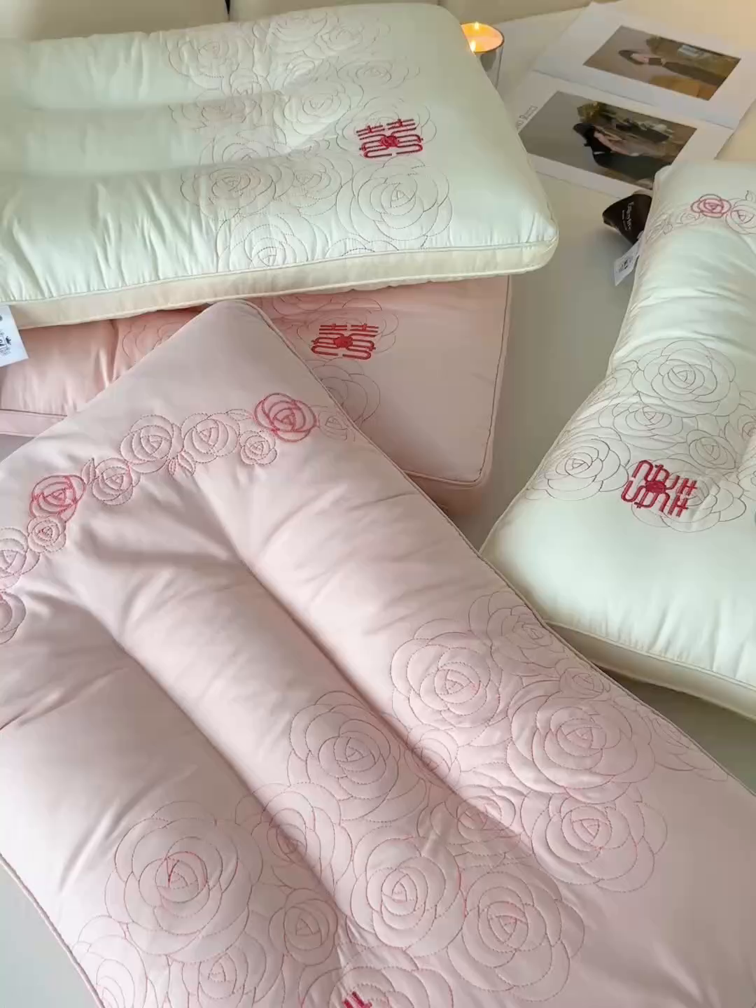 91家纺网 家纺一手货源 找家纺 （总）仁宇枕业 2025新款全棉纯棉贡缎结婚喜庆婚庆枕头玫瑰花喜枕枕头枕芯