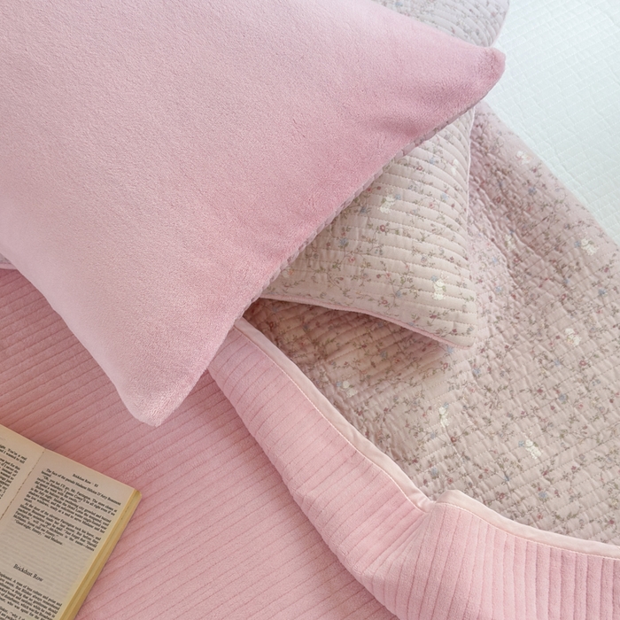 91家纺网 家纺一手货源 找家纺 漫调家纺 2025新款全棉双层纱与绒床盖三件套 粉雾枝蔓