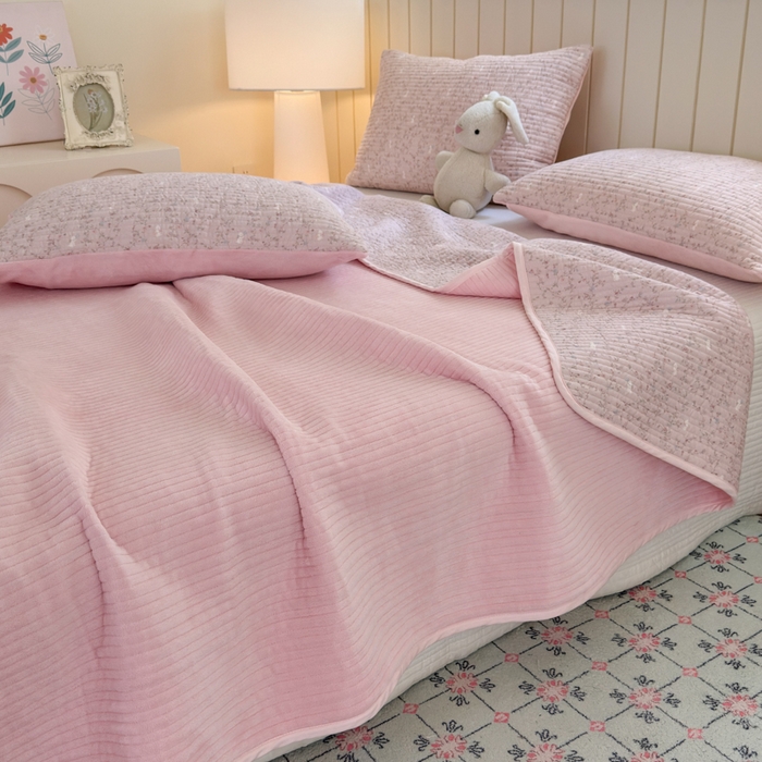 91家纺网 家纺一手货源 找家纺 漫调家纺 2025新款全棉双层纱与绒床盖三件套 粉雾枝蔓