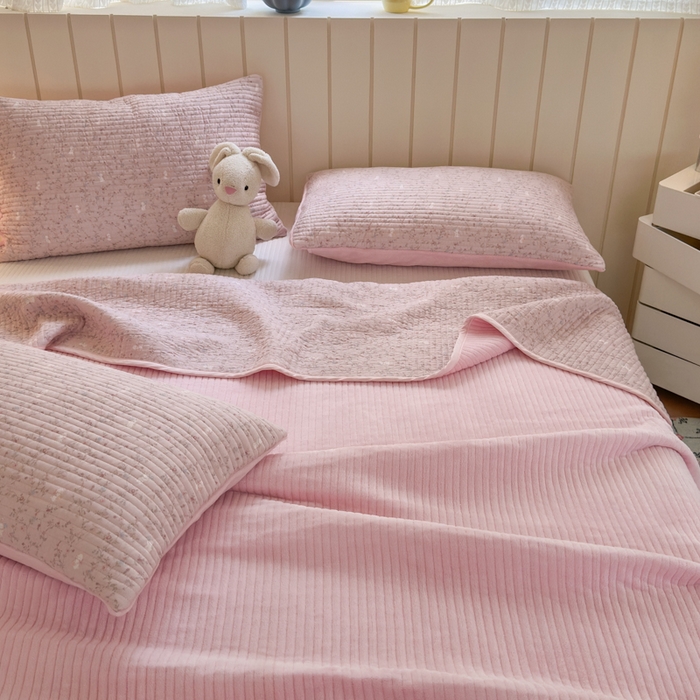 91家纺网 家纺一手货源 找家纺 漫调家纺 2025新款全棉双层纱与绒床盖三件套 粉雾枝蔓