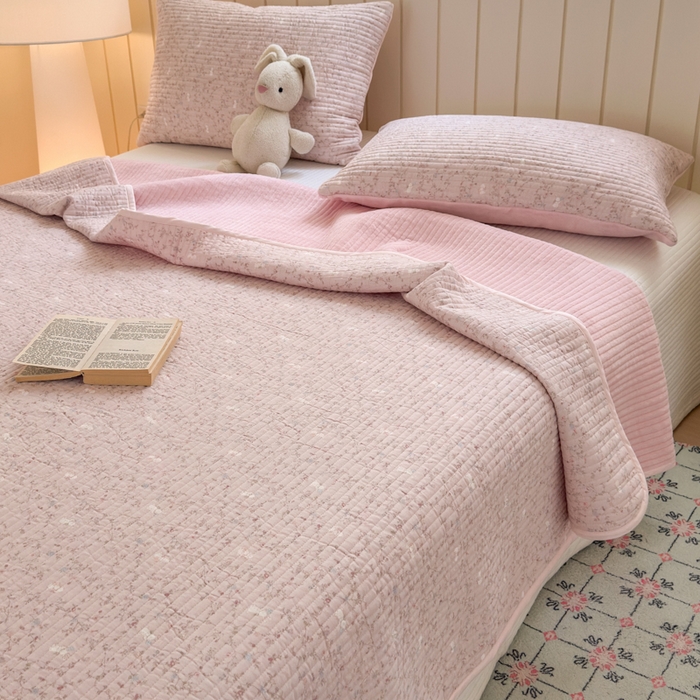 91家纺网 家纺一手货源 找家纺 漫调家纺 2025新款全棉双层纱与绒床盖三件套 粉雾枝蔓