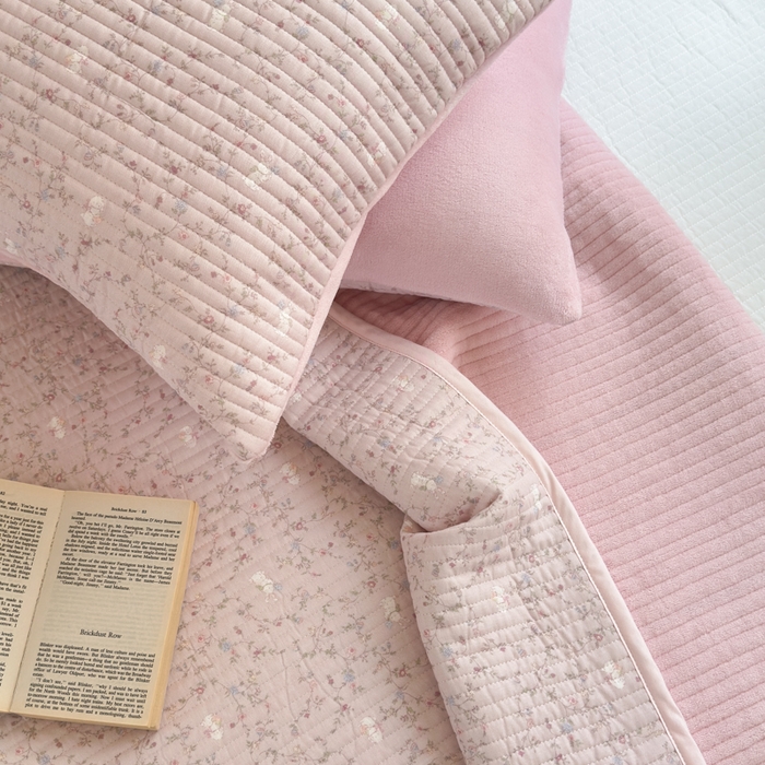 91家纺网 家纺一手货源 找家纺 漫调家纺 2025新款全棉双层纱与绒床盖三件套 粉雾枝蔓