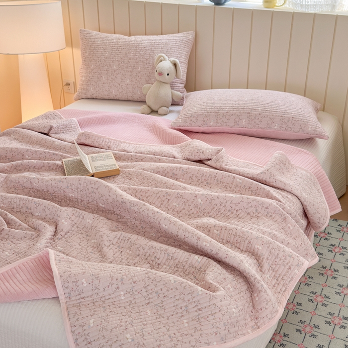 91家纺网 家纺一手货源 找家纺 漫调家纺 2025新款全棉双层纱与绒床盖三件套 粉雾枝蔓