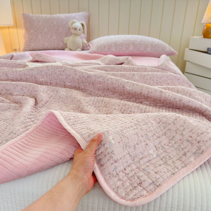 91家纺网 家纺一手货源 找家纺 漫调家纺 2025新款全棉双层纱与绒床盖三件套 粉雾枝蔓