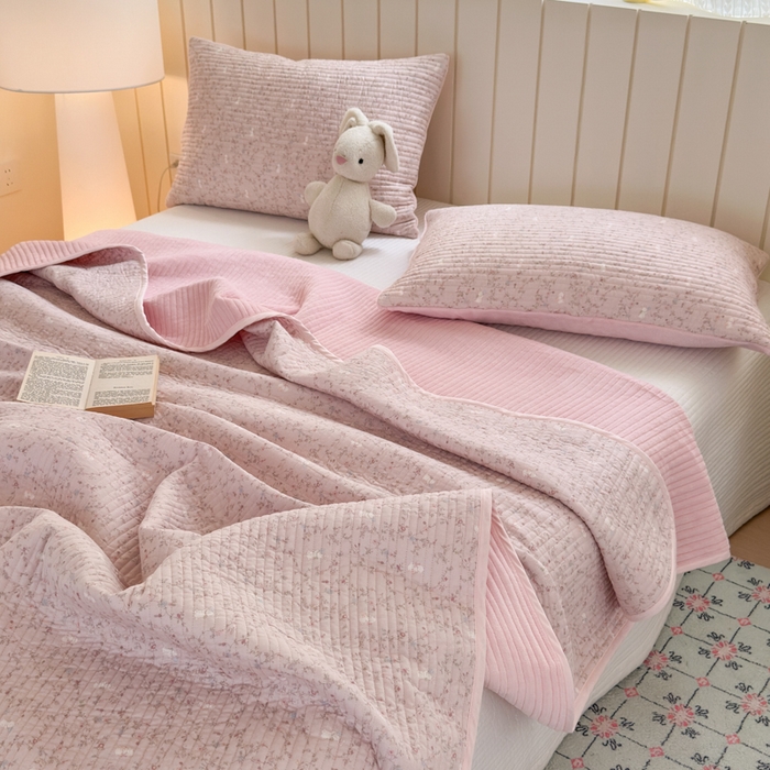 91家纺网 家纺一手货源 找家纺 漫调家纺 2025新款全棉双层纱与绒床盖三件套 粉雾枝蔓