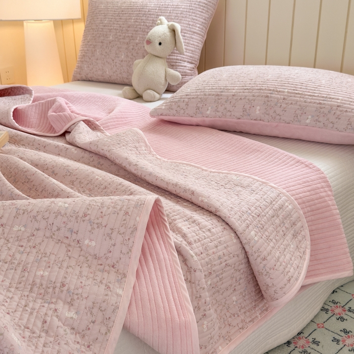 91家纺网 家纺一手货源 找家纺 漫调家纺 2025新款全棉双层纱与绒床盖三件套 粉雾枝蔓