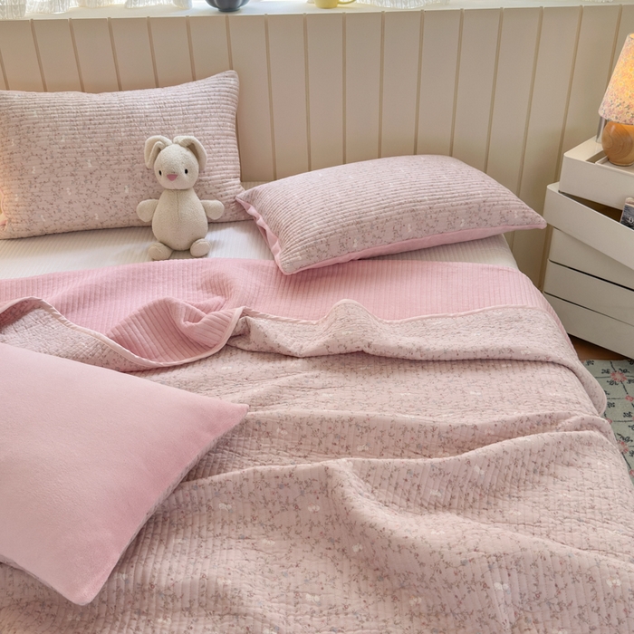 91家纺网 家纺一手货源 找家纺 漫调家纺 2025新款全棉双层纱与绒床盖三件套 粉雾枝蔓