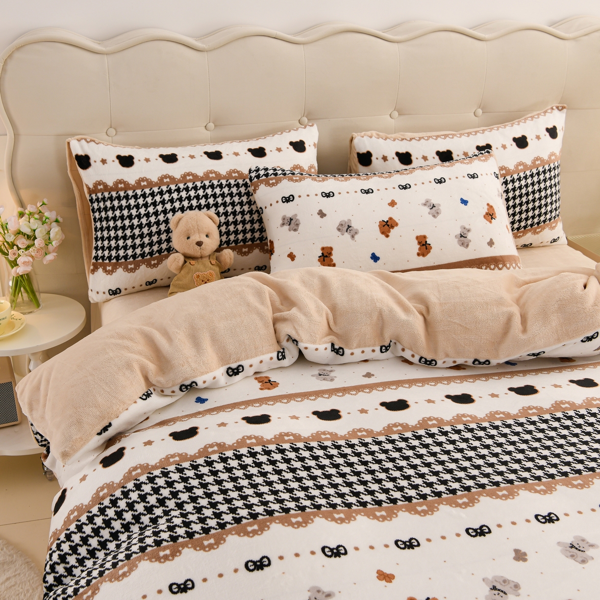 91家纺网 家纺一手货源 找家纺 紫月轩家纺 2025新款A类牛奶绒小清新印花四件套 格纹小熊