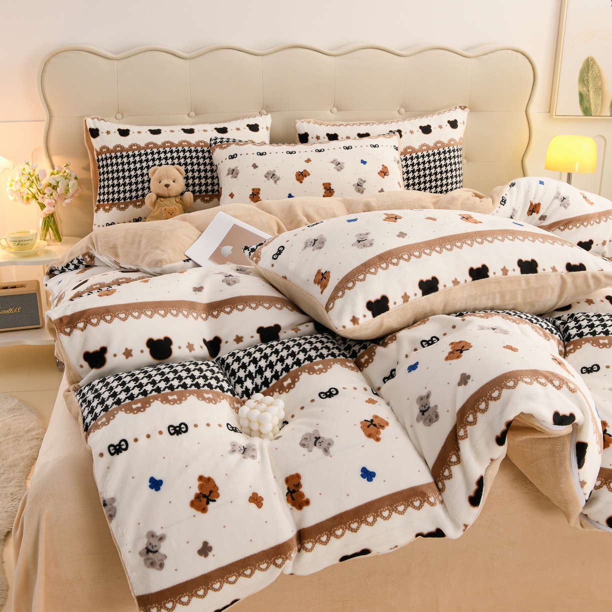 91家纺网 家纺一手货源 找家纺 紫月轩家纺 2025新款A类牛奶绒小清新印花四件套 格纹小熊