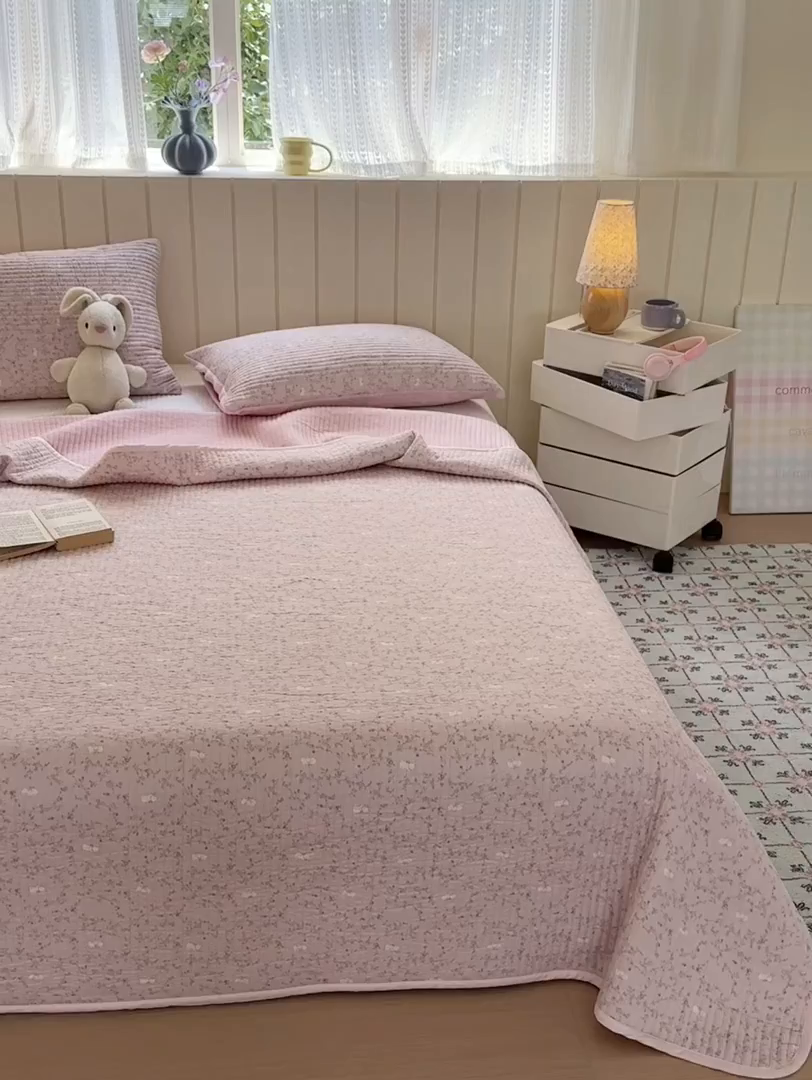 91家纺网 家纺一手货源 找家纺 漫调家纺 2025新款全棉双层纱与绒床盖三件套 粉雾枝蔓