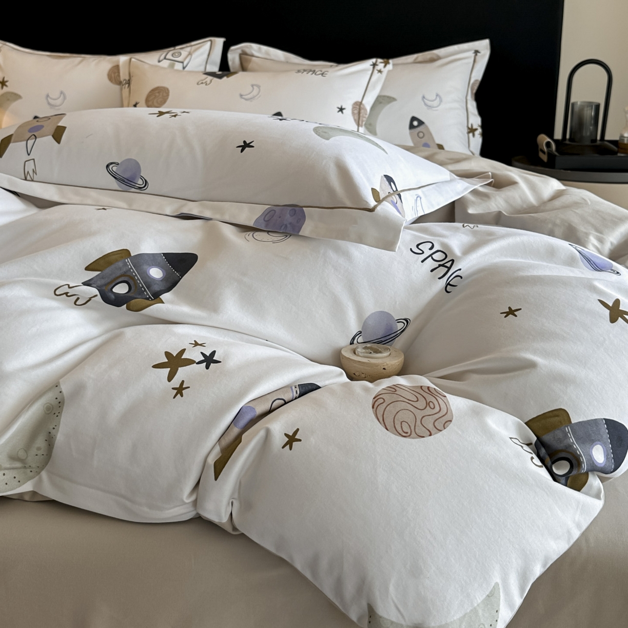 91家纺网 家纺一手货源 找家纺 大柏树 2025新款全棉磨毛印花四件套系列(可定制) 遨游太空