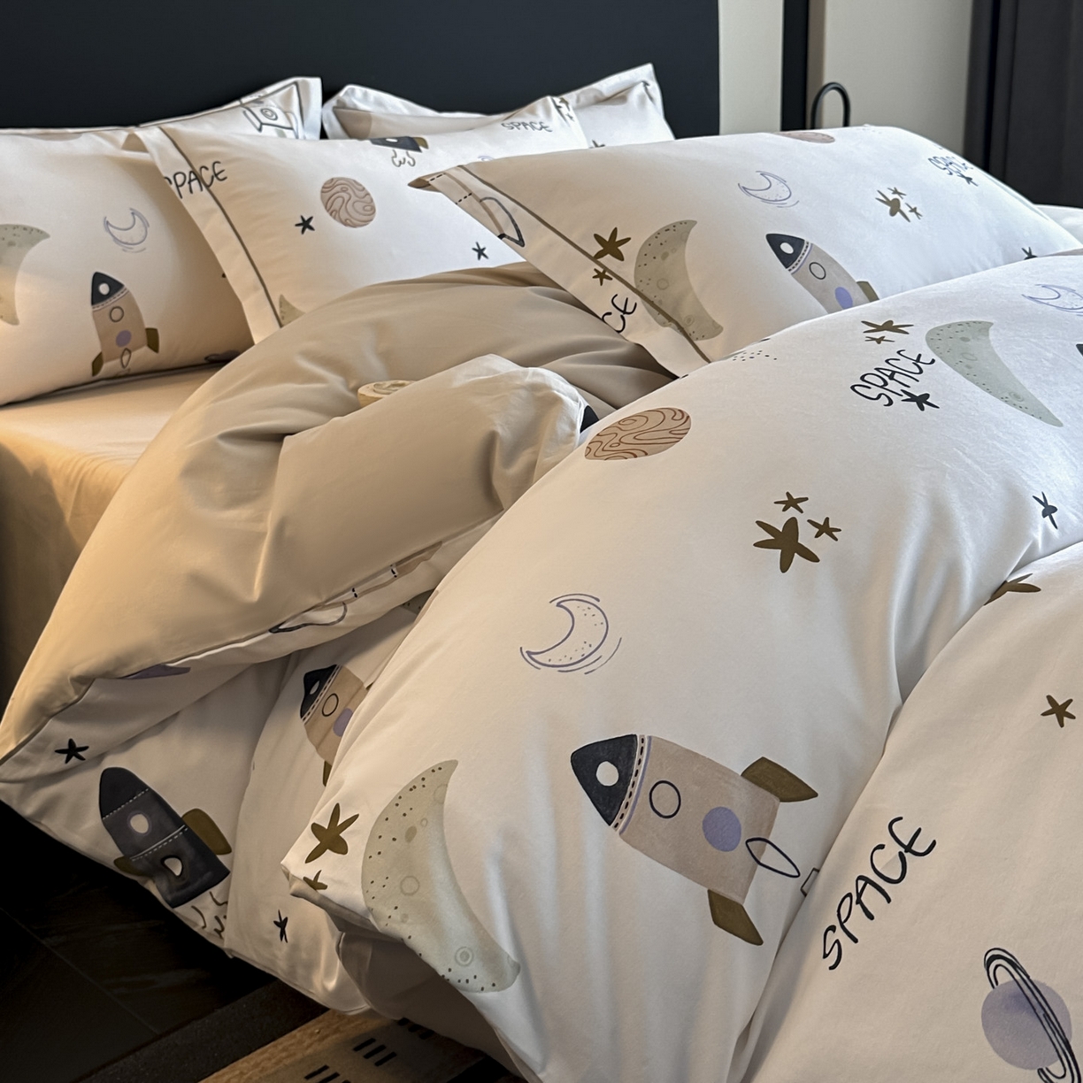 91家纺网 家纺一手货源 找家纺 大柏树 2025新款全棉磨毛印花四件套系列(可定制) 遨游太空