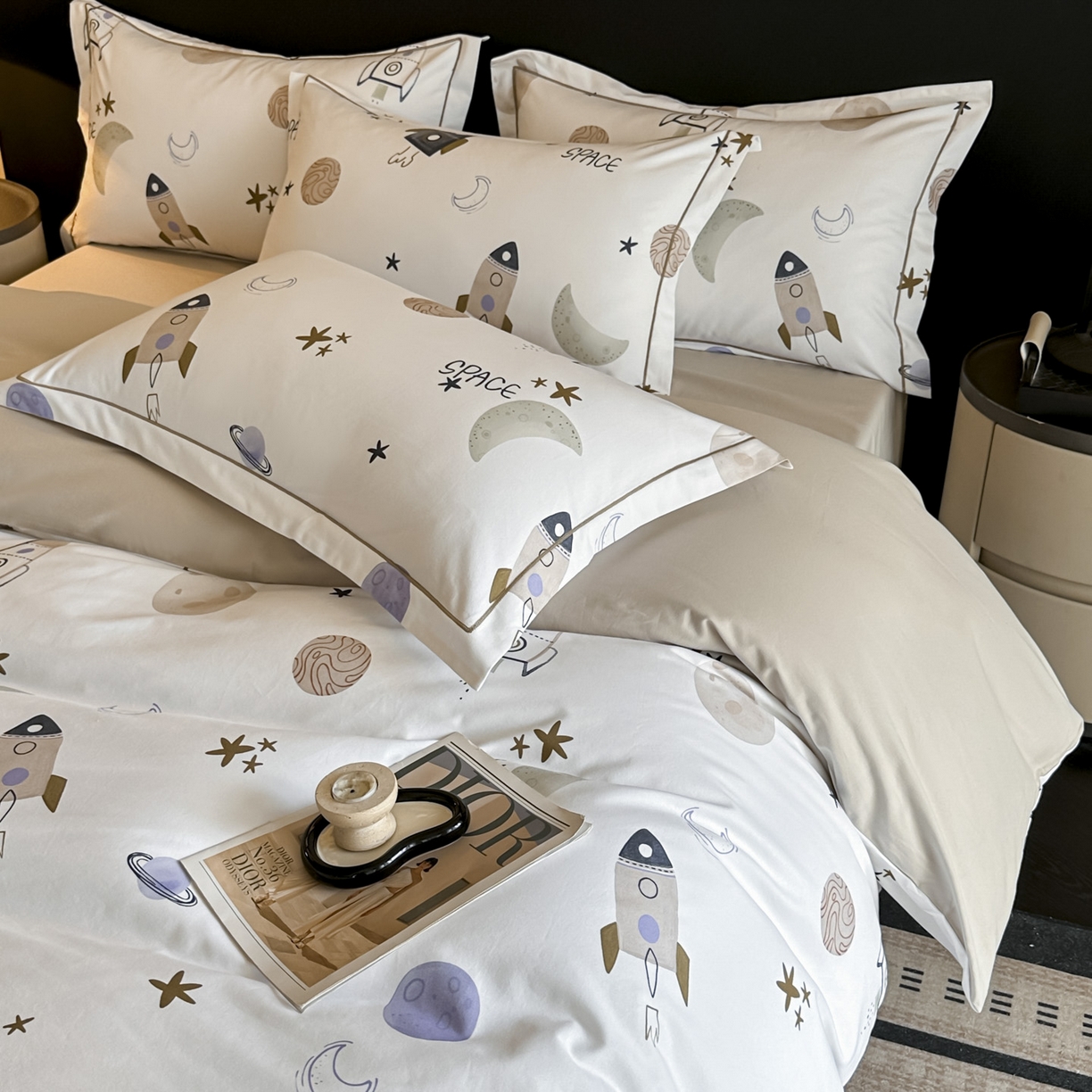 91家纺网 家纺一手货源 找家纺 大柏树 2025新款全棉磨毛印花四件套系列(可定制) 遨游太空