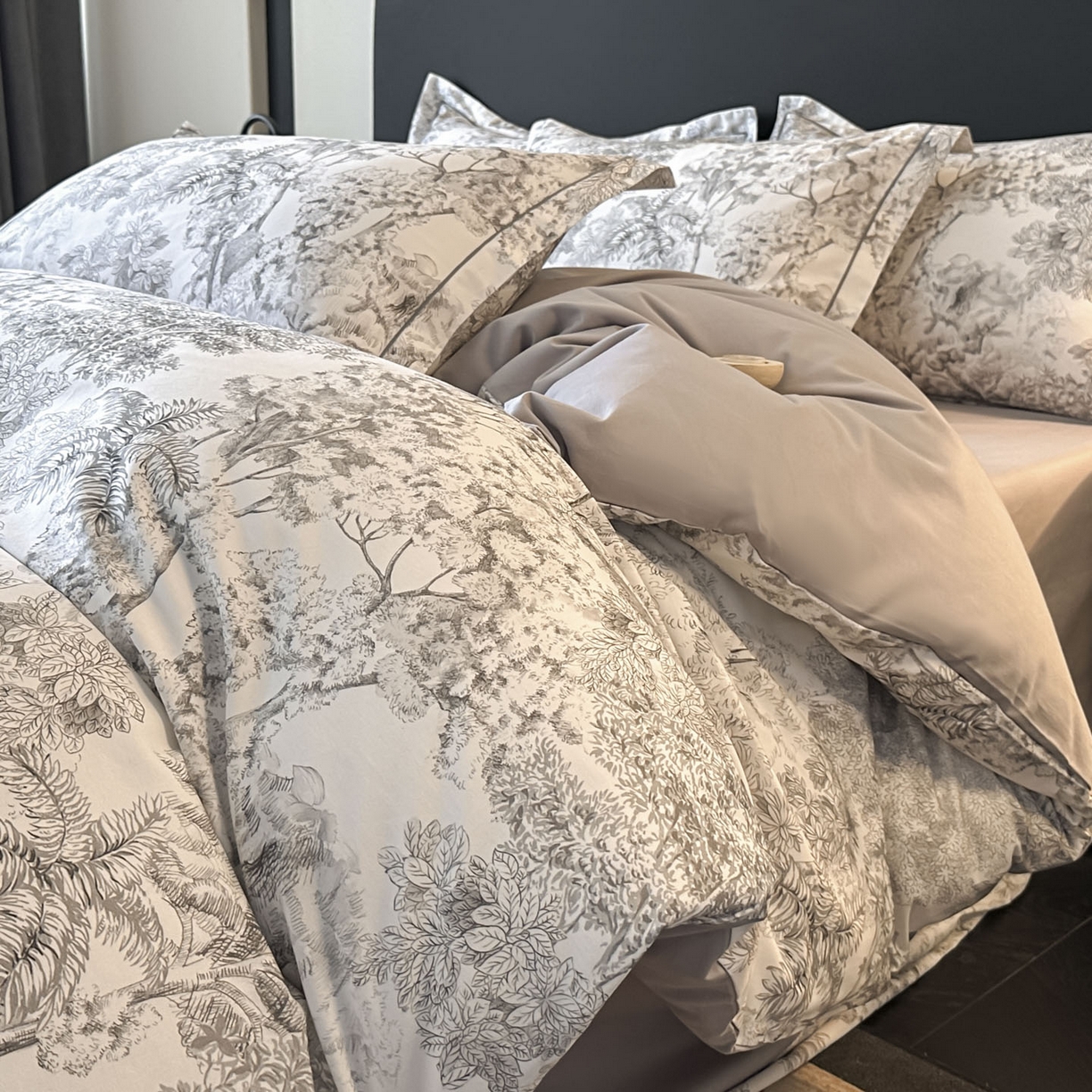 91家纺网 家纺一手货源 找家纺 大柏树 2025新款全棉磨毛印花四件套系列(可定制) 浮生-灰