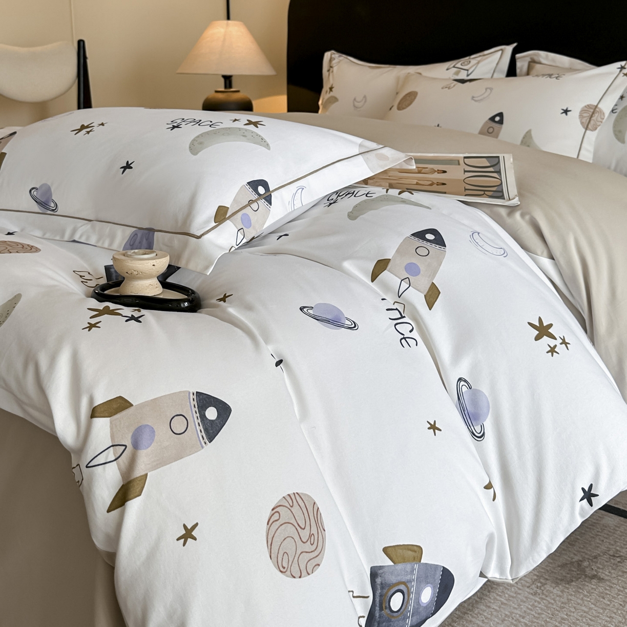 91家纺网 家纺一手货源 找家纺 大柏树 2025新款全棉磨毛印花四件套系列(可定制) 遨游太空