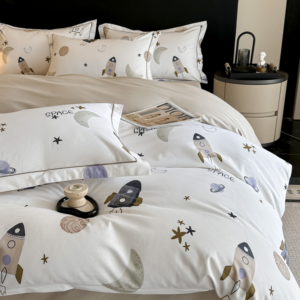 91家纺网 家纺一手货源 找家纺 大柏树 2025新款全棉磨毛印花四件套系列(可定制) 遨游太空