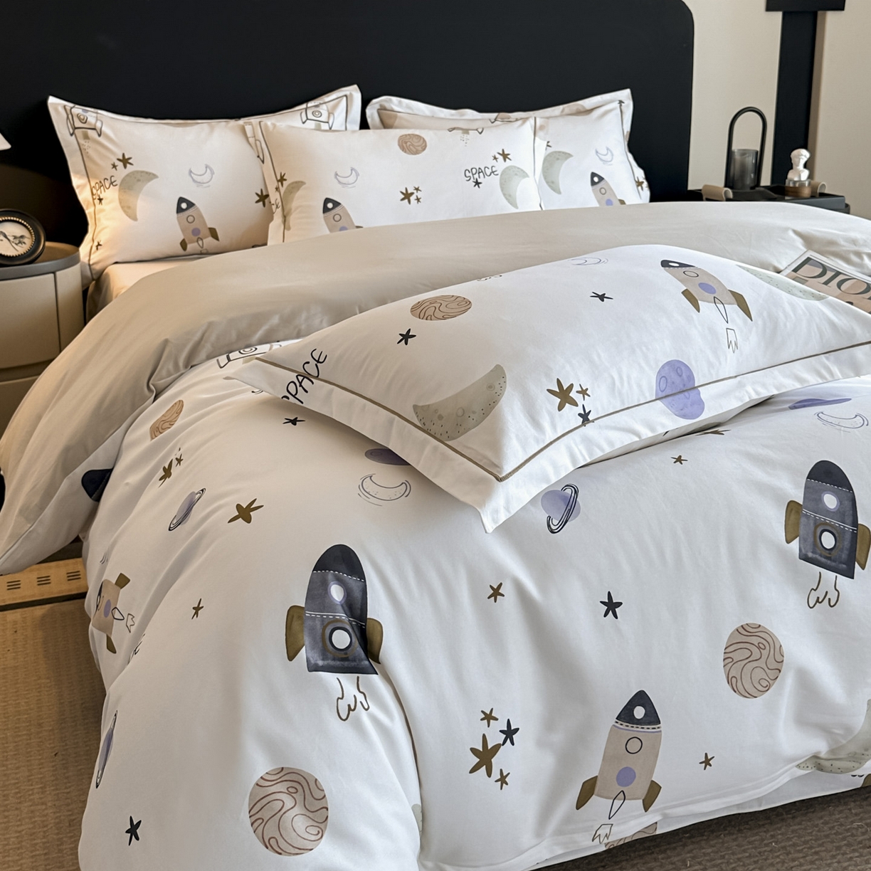 91家纺网 家纺一手货源 找家纺 大柏树 2025新款全棉磨毛印花四件套系列(可定制) 遨游太空