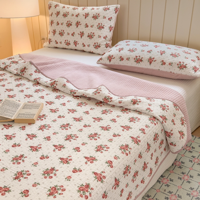 91家纺网 家纺一手货源 找家纺 漫调家纺 2025新款全棉双层纱与绒床盖三件套 玫瑰故事