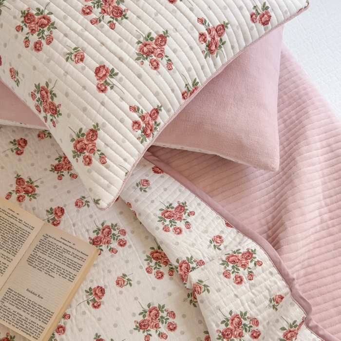 91家纺网 家纺一手货源 找家纺 漫调家纺 2025新款全棉双层纱与绒床盖三件套 玫瑰故事