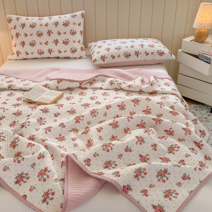 91家纺网 家纺一手货源 找家纺 漫调家纺 2025新款全棉双层纱与绒床盖三件套 玫瑰故事