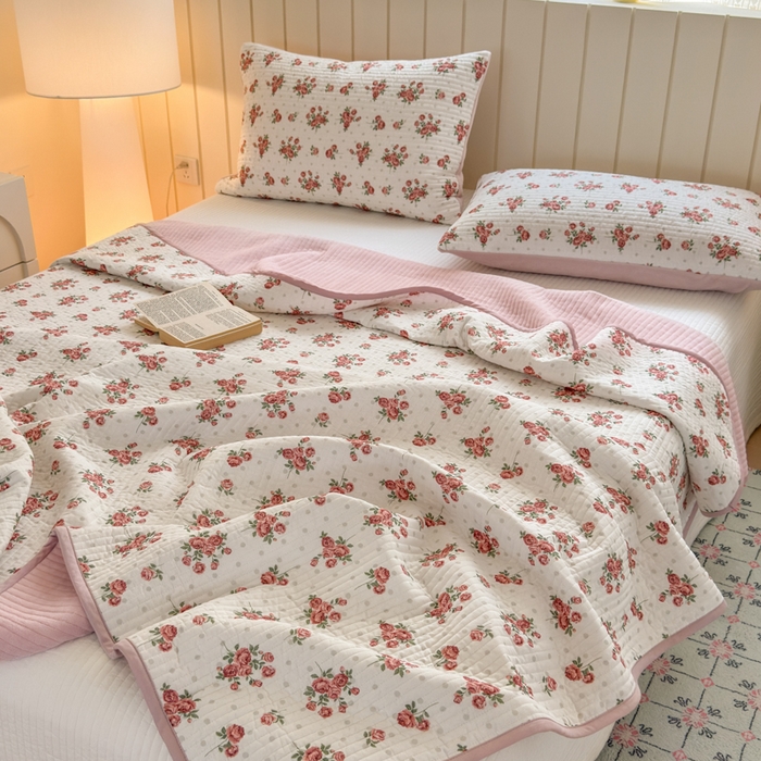 91家纺网 家纺一手货源 找家纺 漫调家纺 2025新款全棉双层纱与绒床盖三件套 玫瑰故事