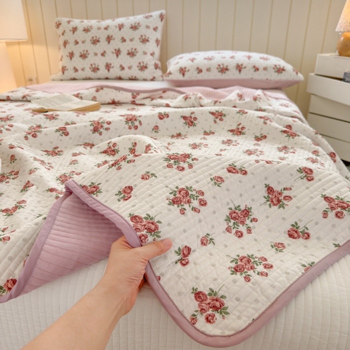 91家纺网 家纺一手货源 找家纺 漫调家纺 2025新款全棉双层纱与绒床盖三件套 玫瑰故事