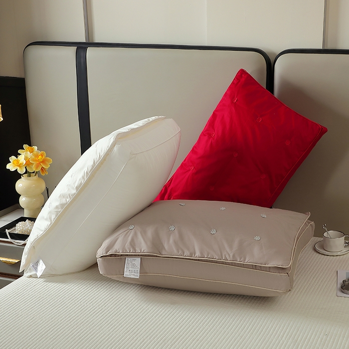 91家纺网 家纺一手货源 找家纺 （总）仁宇枕业 2025新款全棉纯棉豌豆花蚕丝二合一大红色婚庆枕枕头枕芯