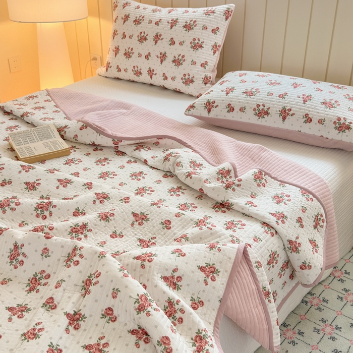 91家纺网 家纺一手货源 找家纺 漫调家纺 2025新款全棉双层纱与绒床盖三件套 玫瑰故事