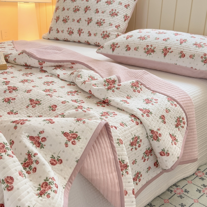 91家纺网 家纺一手货源 找家纺 漫调家纺 2025新款全棉双层纱与绒床盖三件套 玫瑰故事