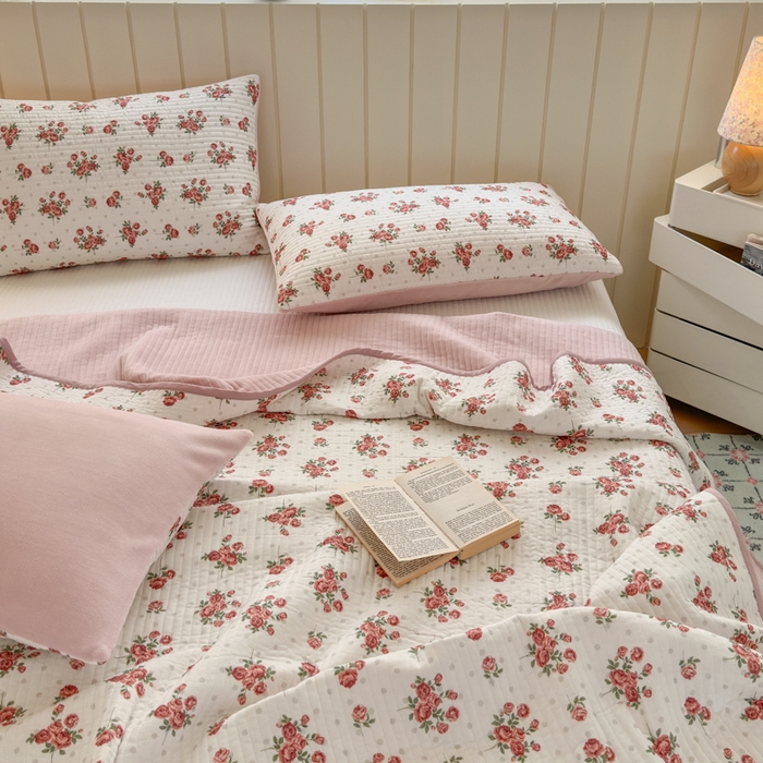91家纺网 家纺一手货源 找家纺 漫调家纺 2025新款全棉双层纱与绒床盖三件套 玫瑰故事