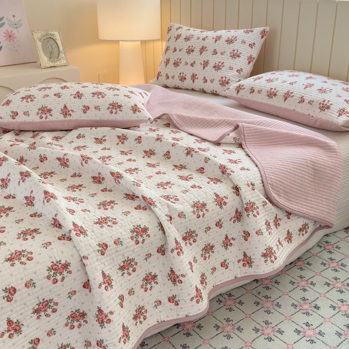 91家纺网 家纺一手货源 找家纺 漫调家纺 2025新款全棉双层纱与绒床盖三件套 玫瑰故事