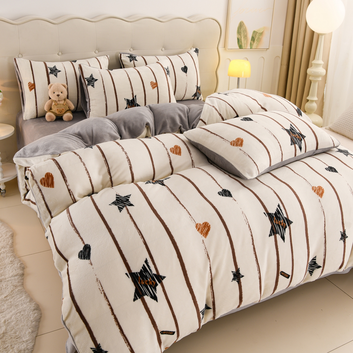 91家纺网 家纺一手货源 找家纺 紫月轩家纺 2025新款A类牛奶绒小清新印花四件套 星条漫旅