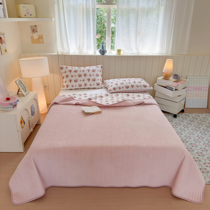 91家纺网 家纺一手货源 找家纺 漫调家纺 2025新款全棉双层纱与绒床盖三件套 玫瑰故事