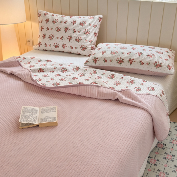 91家纺网 家纺一手货源 找家纺 漫调家纺 2025新款全棉双层纱与绒床盖三件套 玫瑰故事