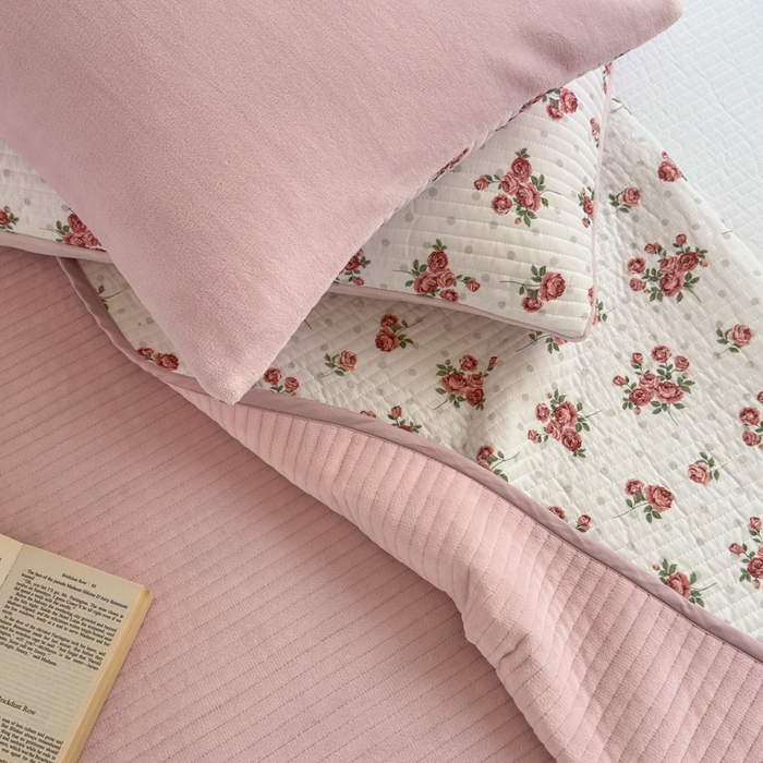 91家纺网 家纺一手货源 找家纺 漫调家纺 2025新款全棉双层纱与绒床盖三件套 玫瑰故事