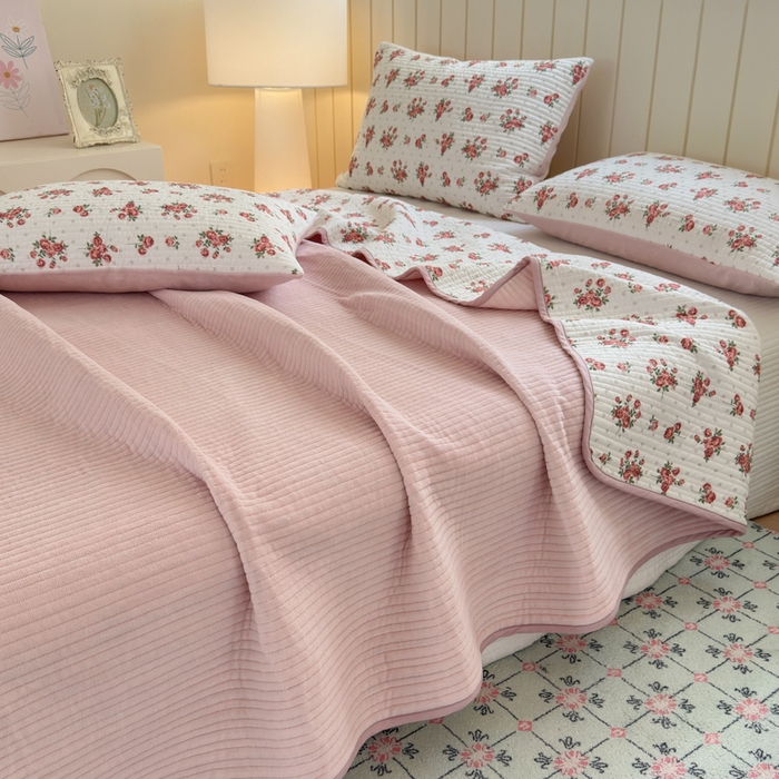 91家纺网 家纺一手货源 找家纺 漫调家纺 2025新款全棉双层纱与绒床盖三件套 玫瑰故事