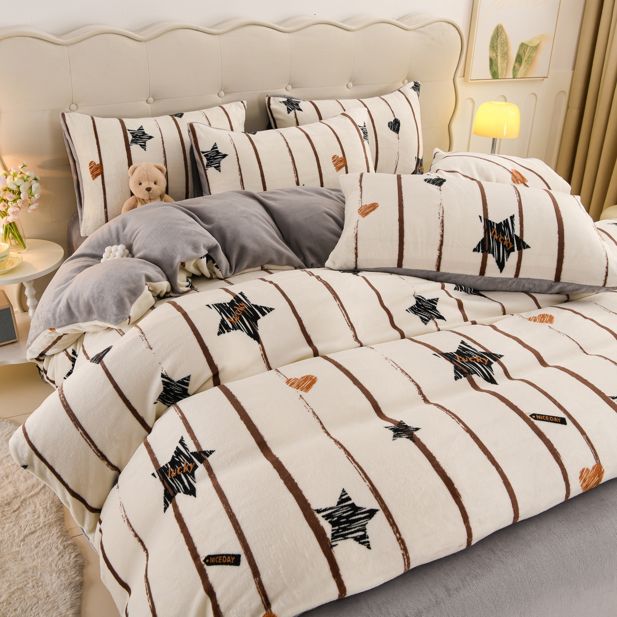 91家纺网 家纺一手货源 找家纺 紫月轩家纺 2025新款A类牛奶绒小清新印花四件套 星条漫旅