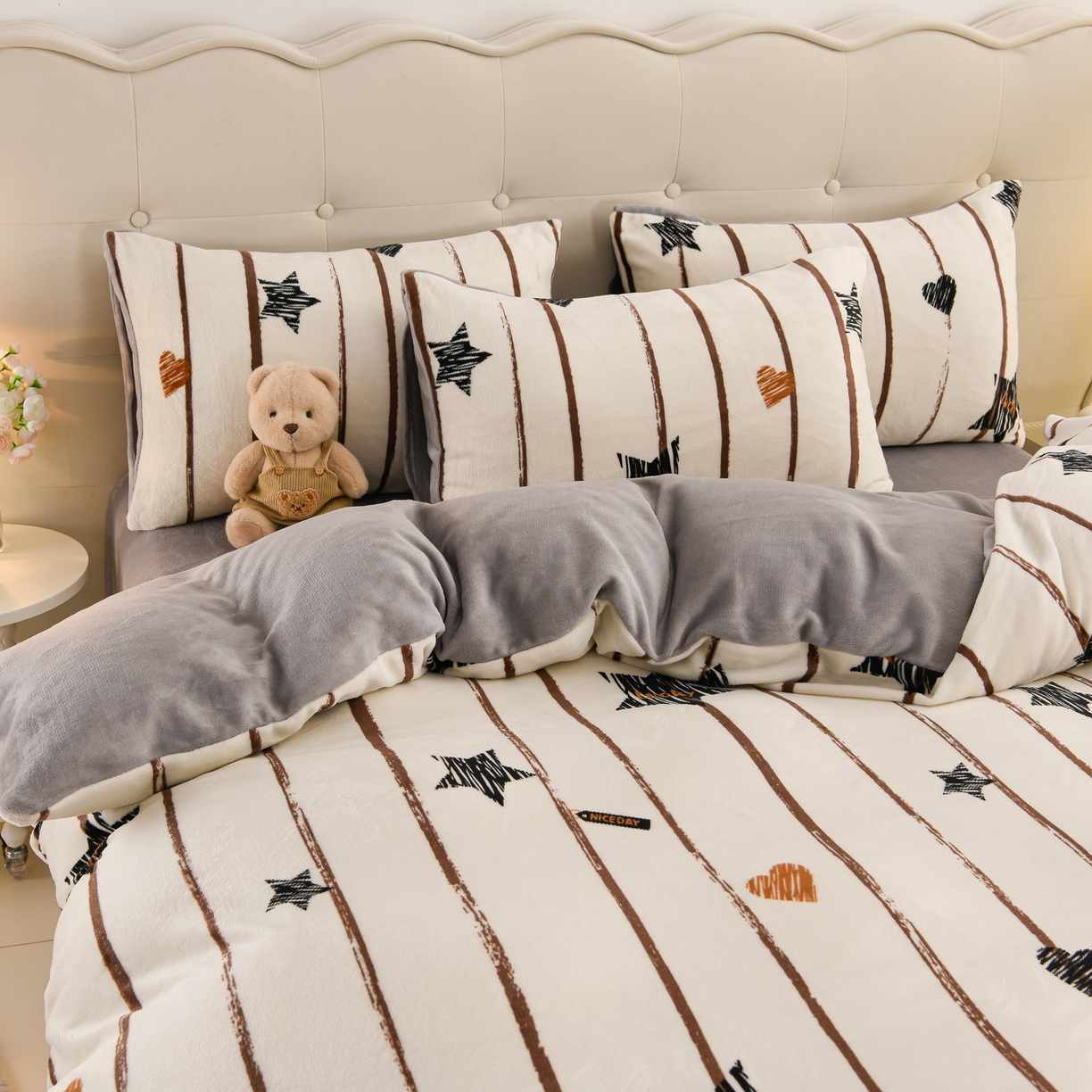 91家纺网 家纺一手货源 找家纺 紫月轩家纺 2025新款A类牛奶绒小清新印花四件套 星条漫旅