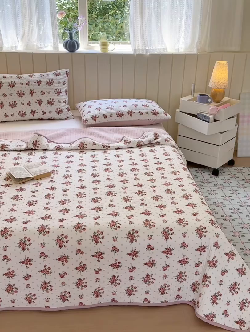 91家纺网 家纺一手货源 找家纺 漫调家纺 2025新款全棉双层纱与绒床盖三件套 玫瑰故事