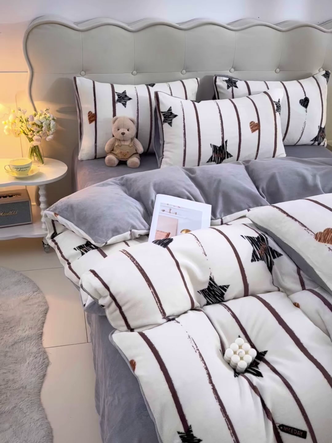 91家纺网 家纺一手货源 找家纺 紫月轩家纺 2025新款A类牛奶绒小清新印花四件套 星条漫旅