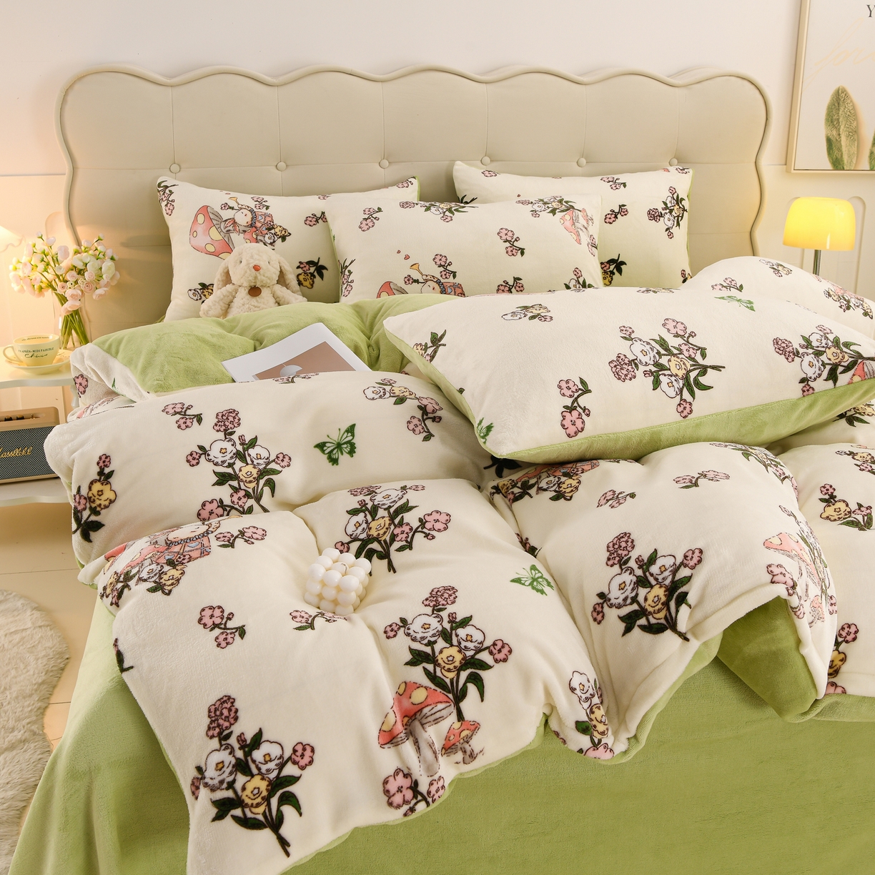 91家纺网 家纺一手货源 找家纺 紫月轩家纺 2025新款A类牛奶绒小清新印花四件套 蘑花仙踪