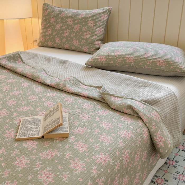 91家纺网 家纺一手货源 找家纺 漫调家纺 2025新款全棉双层纱与绒床盖三件套 青芜点绯