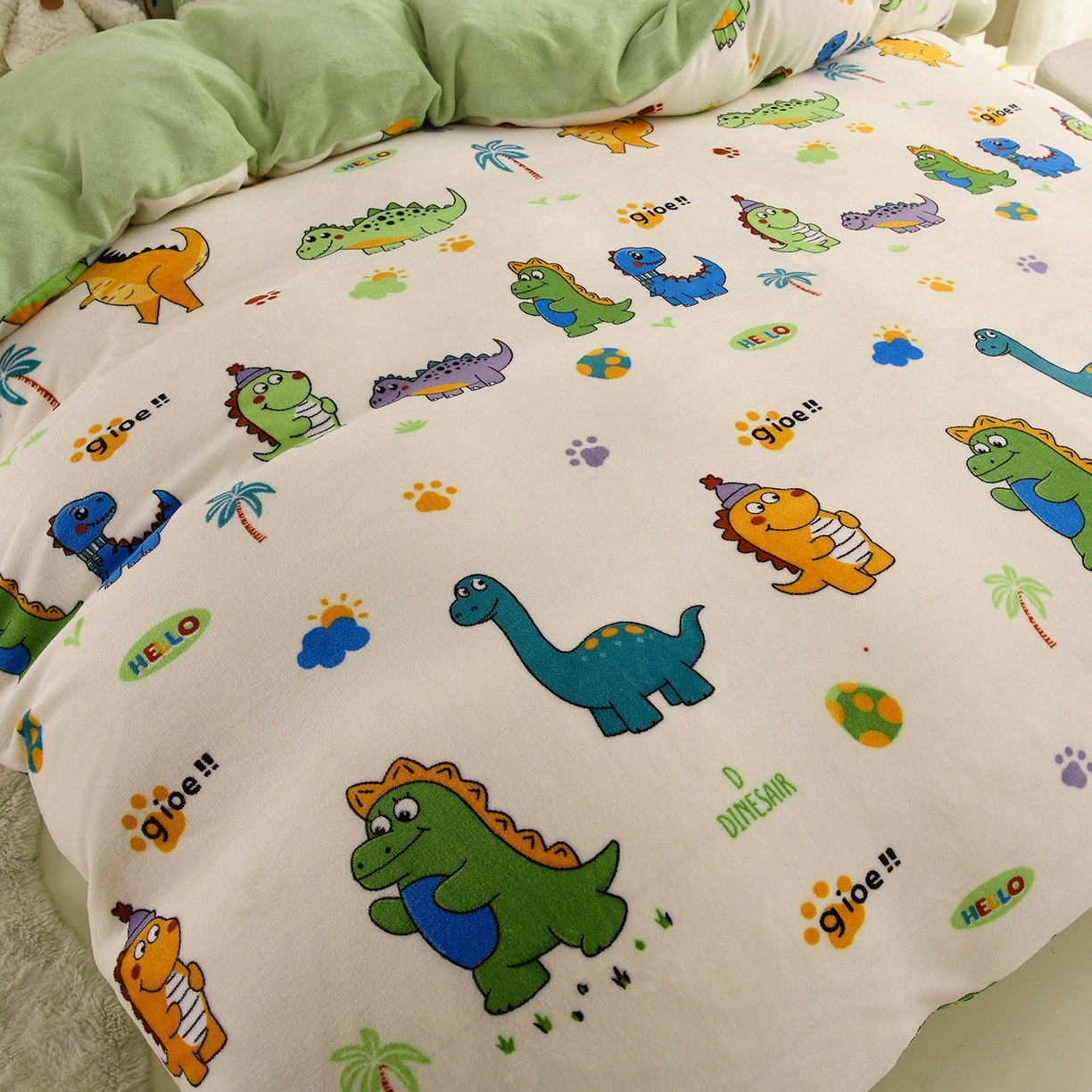 91家纺网 家纺一手货源 找家纺 紫月轩家纺 2025新款A类牛奶绒小清新印花四件套 萌龙大冒险