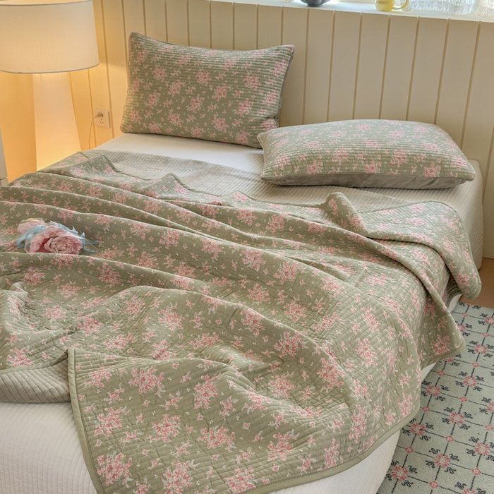 91家纺网 家纺一手货源 找家纺 漫调家纺 2025新款全棉双层纱与绒床盖三件套 青芜点绯