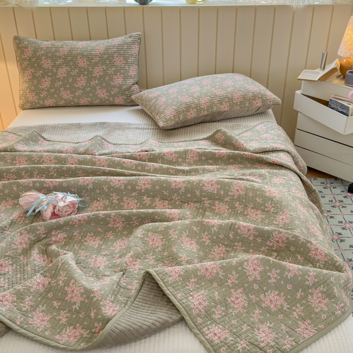 91家纺网 家纺一手货源 找家纺 漫调家纺 2025新款全棉双层纱与绒床盖三件套 青芜点绯