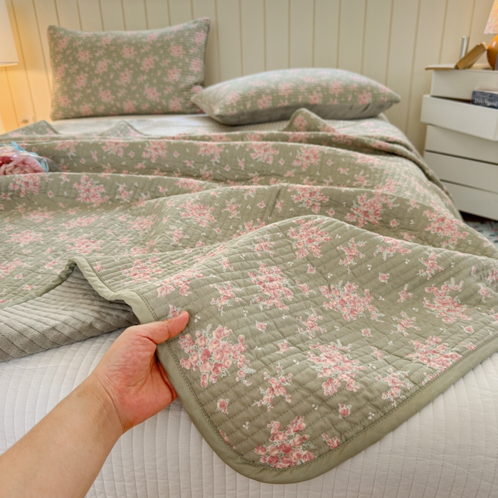 91家纺网 家纺一手货源 找家纺 漫调家纺 2025新款全棉双层纱与绒床盖三件套 青芜点绯