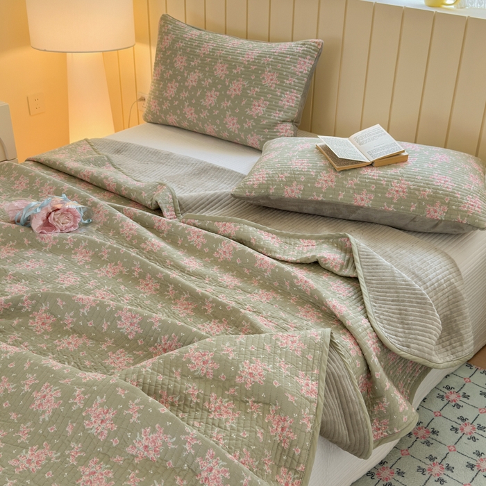 91家纺网 家纺一手货源 找家纺 漫调家纺 2025新款全棉双层纱与绒床盖三件套 青芜点绯