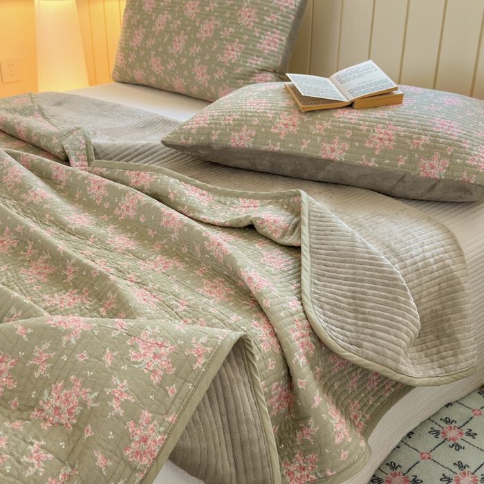 91家纺网 家纺一手货源 找家纺 漫调家纺 2025新款全棉双层纱与绒床盖三件套 青芜点绯