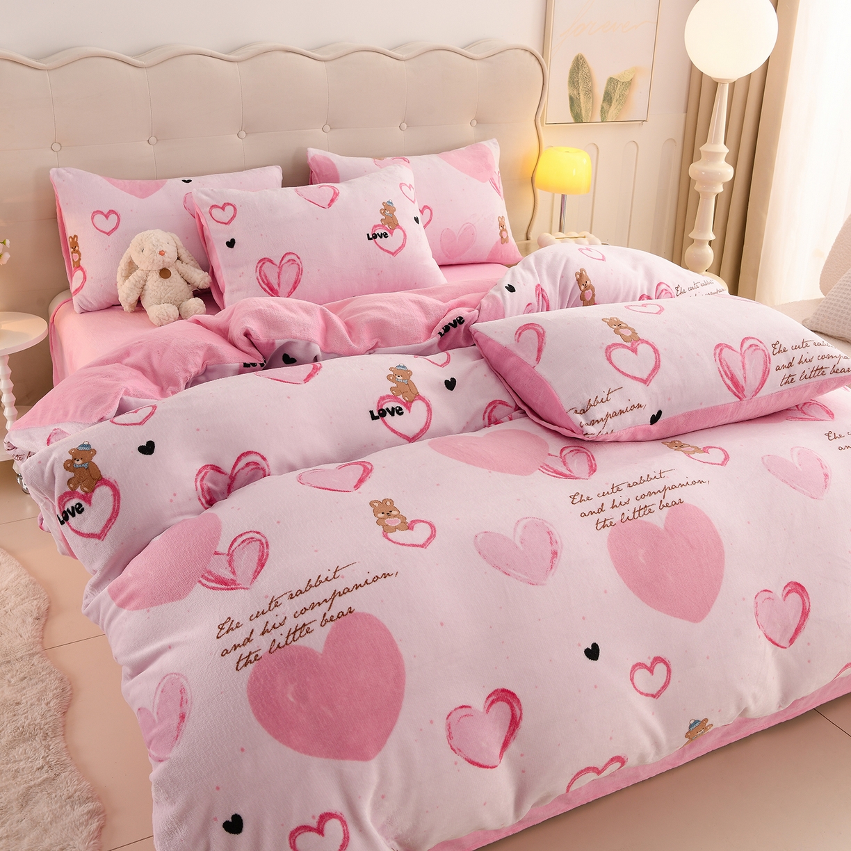 91家纺网 家纺一手货源 找家纺 紫月轩家纺 2025新款A类牛奶绒小清新印花四件套 甜心熊语