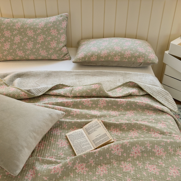 91家纺网 家纺一手货源 找家纺 漫调家纺 2025新款全棉双层纱与绒床盖三件套 青芜点绯